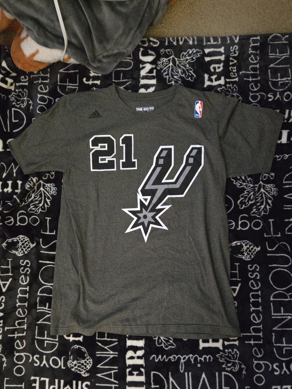 adidas Men's San Antonio Spurs #21 Gray Graphic Tee Sz Medium